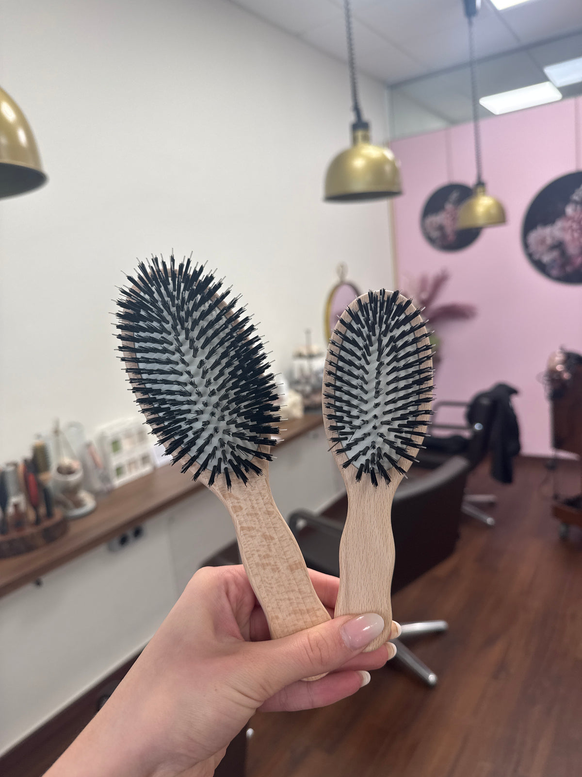 Great Lengths Extensionsbürsten in zwei Größen mit Naturborsten, professionelle Haarpflege im Salon – Great Lengths