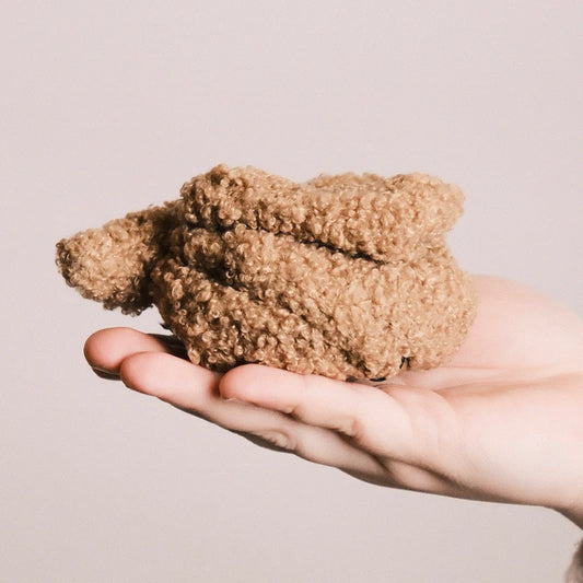 Duttband Teddy Kamel zusammengelegt in der Hand mit weicher Teddy Oberfläche dieHaarbanduschi