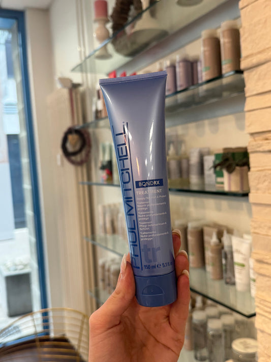 Bond Rx Treatment Intensivkur für strapaziertes Haar, blaue Tube im Salon in der Hand präsentiert – Paul Mitchell