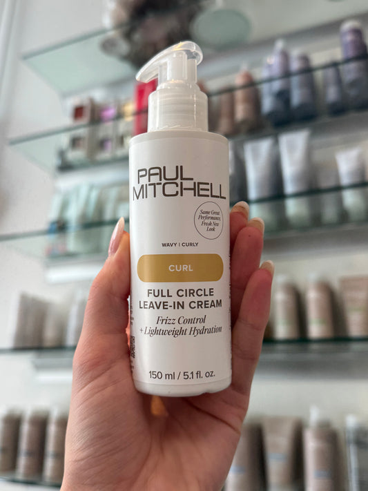 Paul Mitchell Curl Full Circle Leave In Cream – Leave in Pflege für Locken mit Frizz Kontrolle in der Hand im Friseursalon – Paul Mitchell