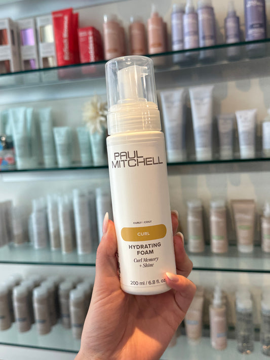 Paul Mitchell Curl Hydrating Foam – Feuchtigkeitsschaum für Locken in der Hand im Friseursalon fotografiert – Paul Mitchell
