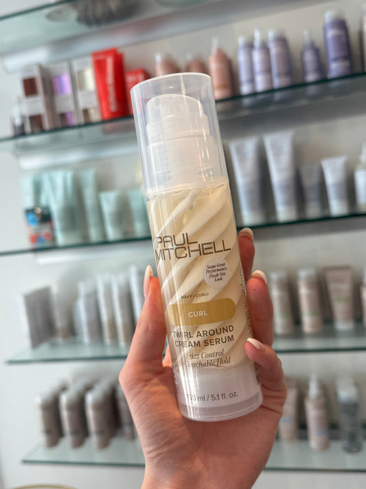 Paul Mitchell Curl Twirl Around Cream Serum – Lockencreme und Serum Kombination in der Hand im Friseursalon – Paul Mitchell