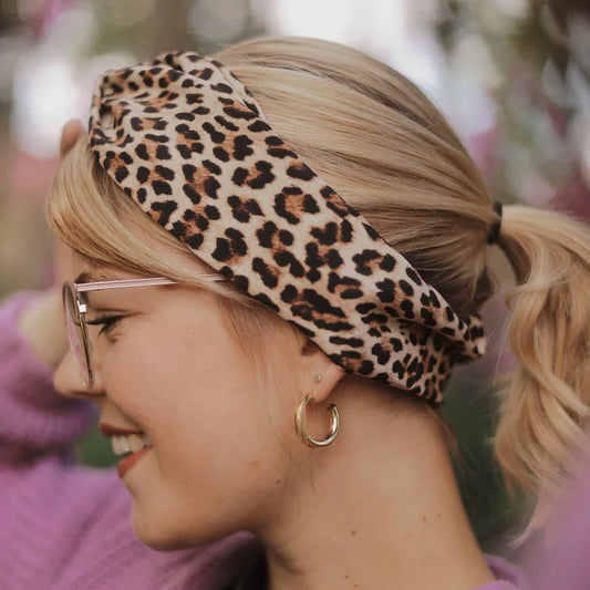 Drahthaarband Leo Braun getragen im Haar frontal individuell geformt mit natürlichem Look dieHaarbanduschi