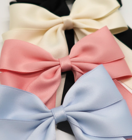 Haarschleife im modernen Design für elegante Stylings und Alltagslooks – Great Lengths