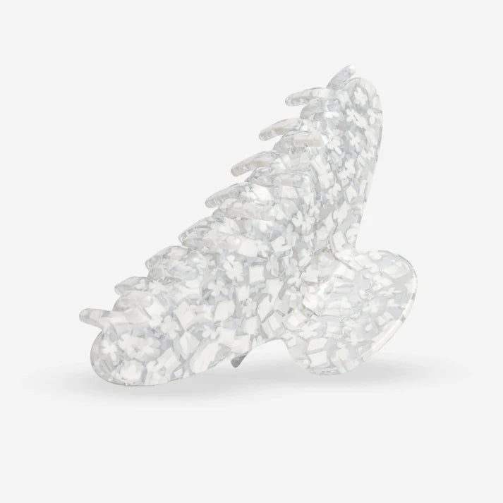 Große Haarklammer aus Cellulose Acetat in Weiß, schräge Ansicht mit strukturierter Oberfläche und sanfter Rundung, Bild 2 SASSTIE