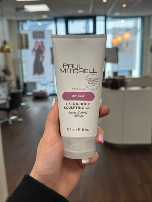 Paul Mitchell Extra-Body Sculpting Gel Volumen Stylinggel für feines Haar, weiße Tube mit flexiblem Halt gehalten in der Hand im Salon Lissi Weber – Paul Mitchell