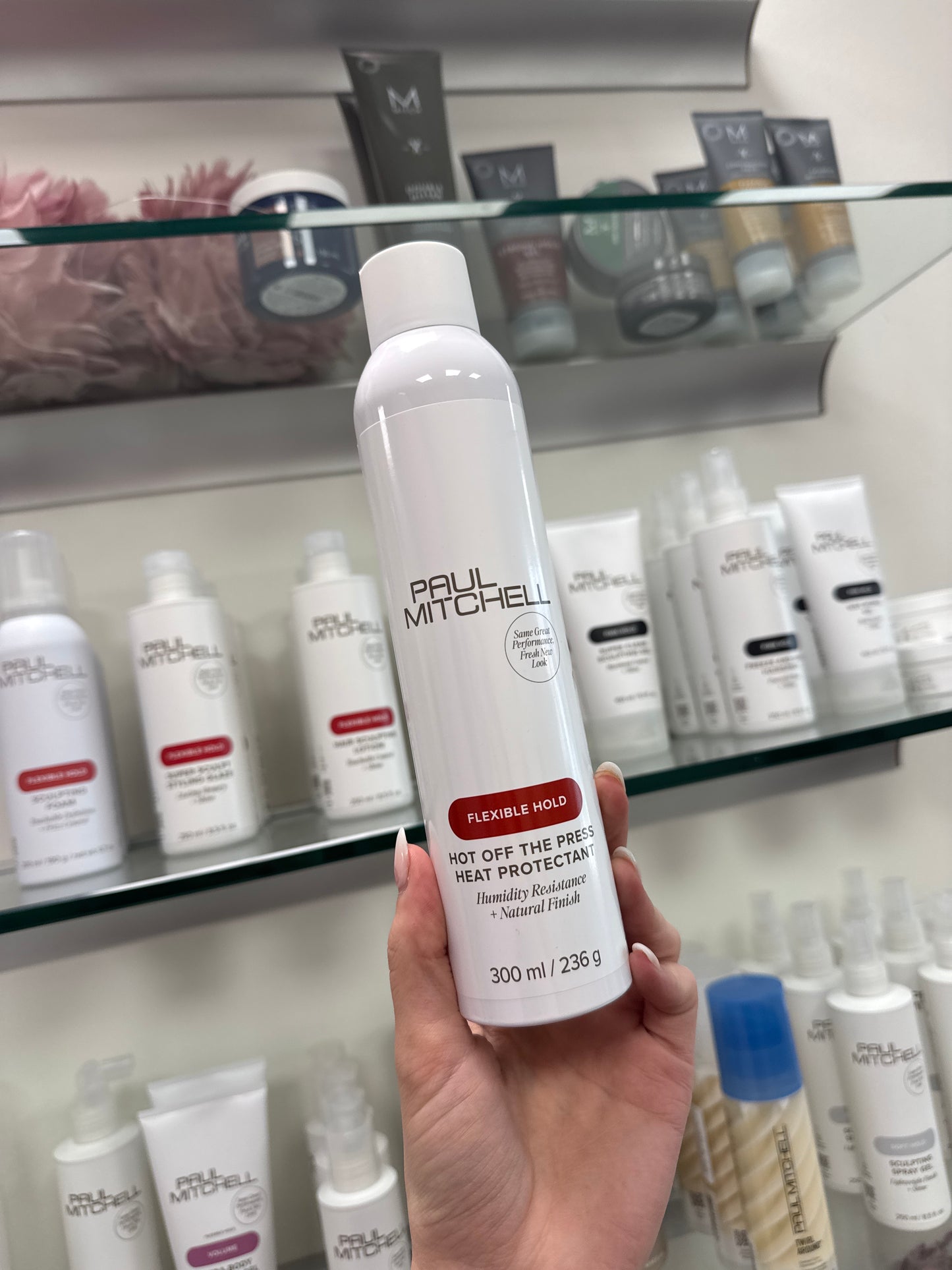 Hitzeschutz Spray Paul Mitchell Hot Off The Press für Glätteisen Anwendung im Salon Paul Mitchell