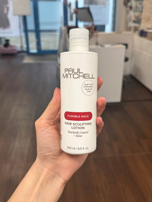 Paul Mitchell Hair Sculpting Lotion Flexible Hold Styling Lotion in Hand im Salon, natürliche Anwendungssituation – Paul Mitchell