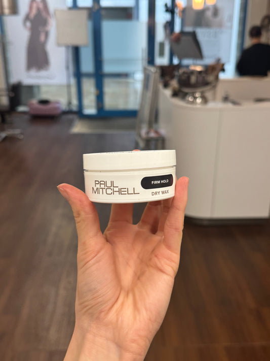 Paul Mitchell Dry Wax Firm Hold Styling Wachs für strukturierte Looks und matten Halt, in Hand im Salon – Paul Mitchell
