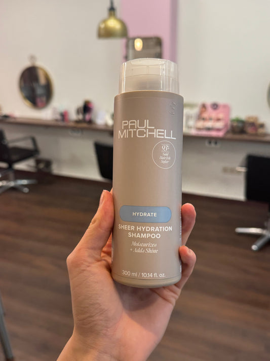 Paul Mitchell Sheer Hydration Shampoo Feuchtigkeitsshampoo in Hand im Salon, spendet Feuchtigkeit und Glanz – Paul Mitchell