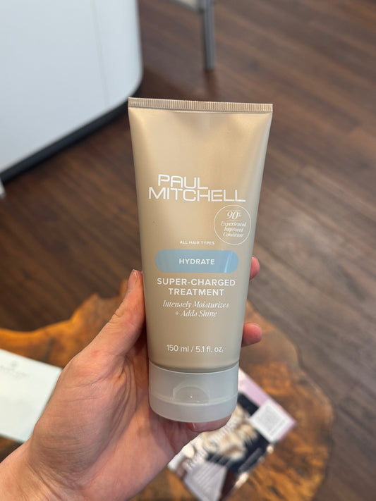 Paul Mitchell Super Charged Treatment Feuchtigkeitskur in Hand im Salon, intensive Pflege für geschmeidiges Haar – Paul Mitchell