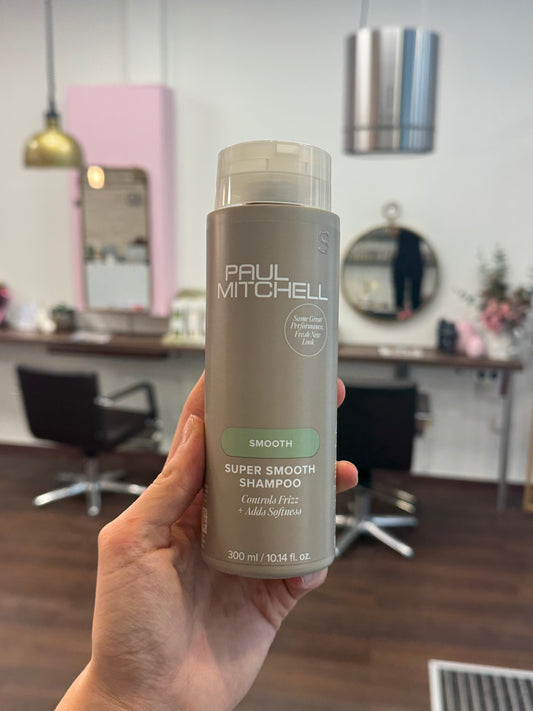 Paul Mitchell Super Smooth Shampoo Anti Frizz Shampoo für geschmeidiges Haar und Glanz, in Hand im Salon – Paul Mitchell