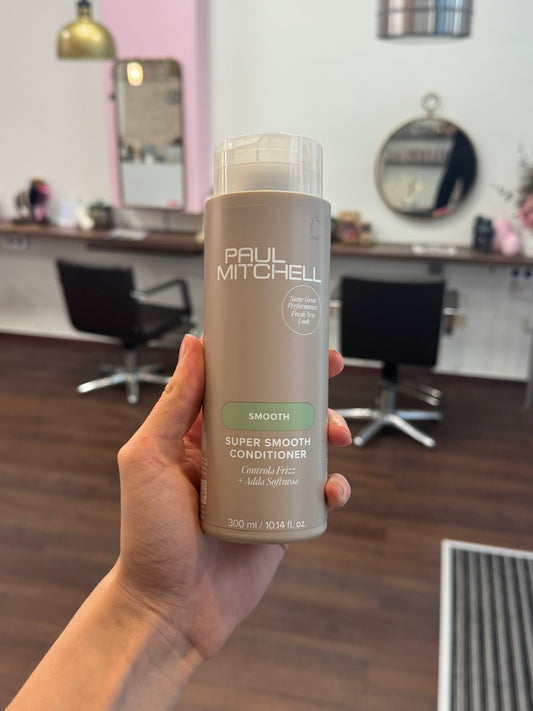 Paul Mitchell Super Smooth Conditioner Anti Frizz Conditioner für weiches, glattes Haar, in Hand im Salon – Paul Mitchell