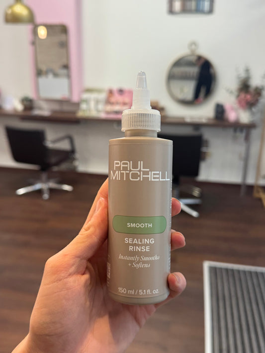 Paul Mitchell Sealing Rinse Anti Frizz Leave in Pflege für glattes Haar und sofortige Geschmeidigkeit, in Hand im Salon – Paul Mitchell