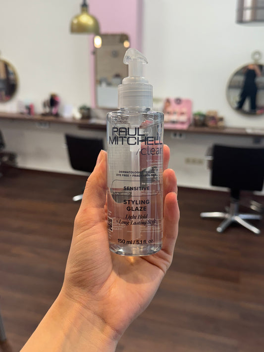 Paul Mitchell Clear Styling Glaze leichtes Stylinggel für empfindliche Kopfhaut mit flexiblem Halt, in Hand im Salon – Paul Mitchell