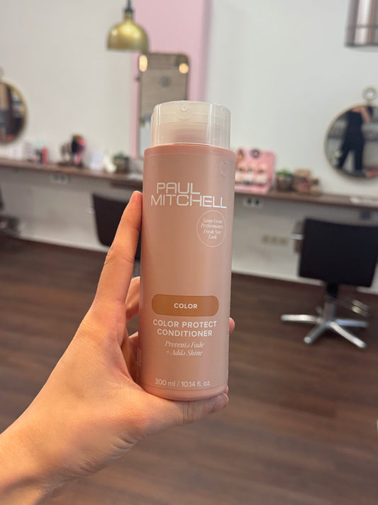 Paul Mitchell Color Protect Conditioner Farbschutz Conditioner in Hand im Salon für geschmeidiges, glänzendes Haar – Paul Mitchell
