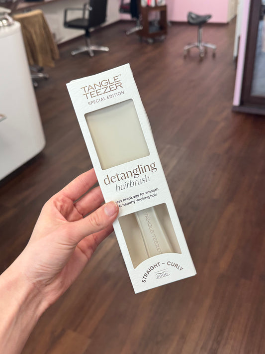 Tangle Teezer Ultimate Detangler Verpackung im Salon gehalten Produkt in Hand – Tangle Teezer