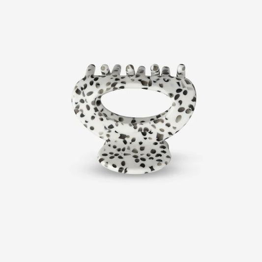 Haarklammer im Dalmatiner Design aus Cellulose Acetat, Frontansicht mit kompakten abgerundeten Krallen, SASSTIE
