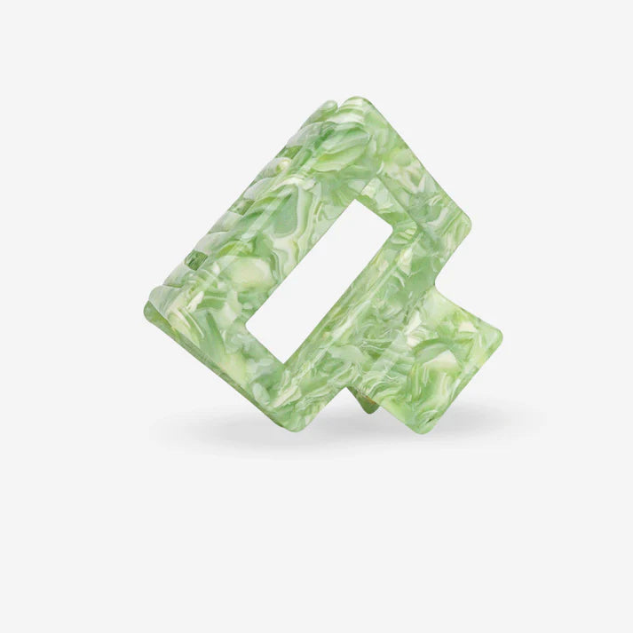 Haarklammer aus Cellulose Acetat mit feiner grüner Maserung, schräge Perspektive für Half Up Frisur mit weißem Hintergrund, SASSTIE