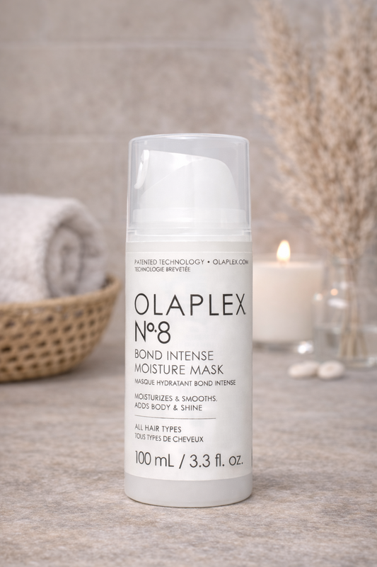 Olaplex No.8 Bond Intense Moisture Mask feuchtigkeitsspendende Haarmaske, Pumpflasche auf hellem Spa Hintergrund – Olaplex
