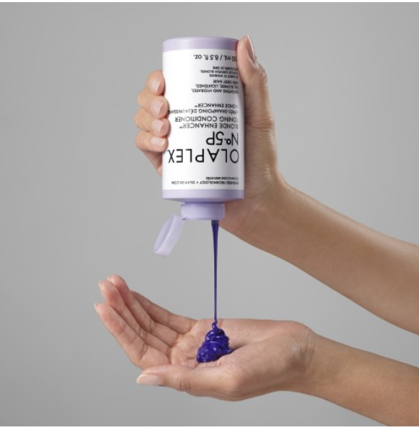 Olaplex No.5P violette Pflege-Textur in der Handfläche, Nahaufnahme – Olaplex