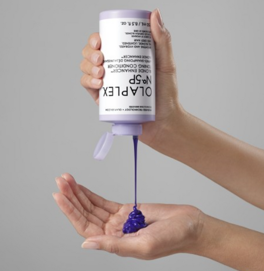 Olaplex No.5P violette Pflege-Textur in der Handfläche, Nahaufnahme – Olaplex