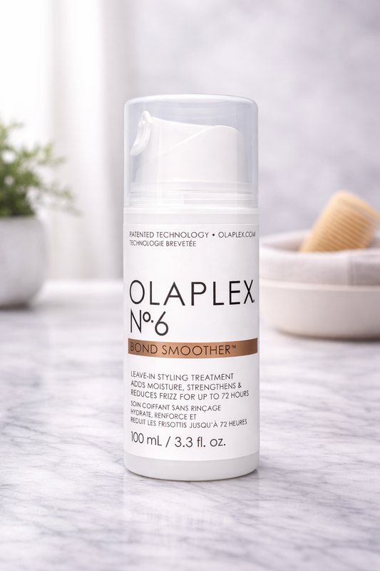Olaplex No.6 Bond Smoother Leave in Styling Treatment gegen Frizz, Produktflasche auf hellem Pflege Hintergrund – Olaplex