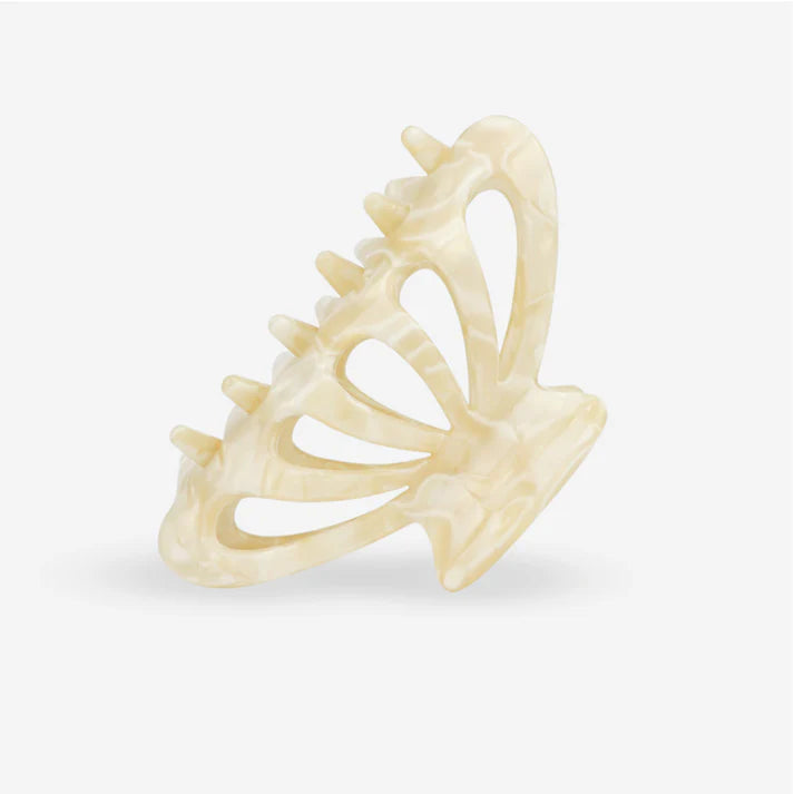 Elegante Haarklammer aus Cellulose Acetat in Creme, seitliche Ansicht mit stabilen Krallen und leichter Struktur, SASSTIE