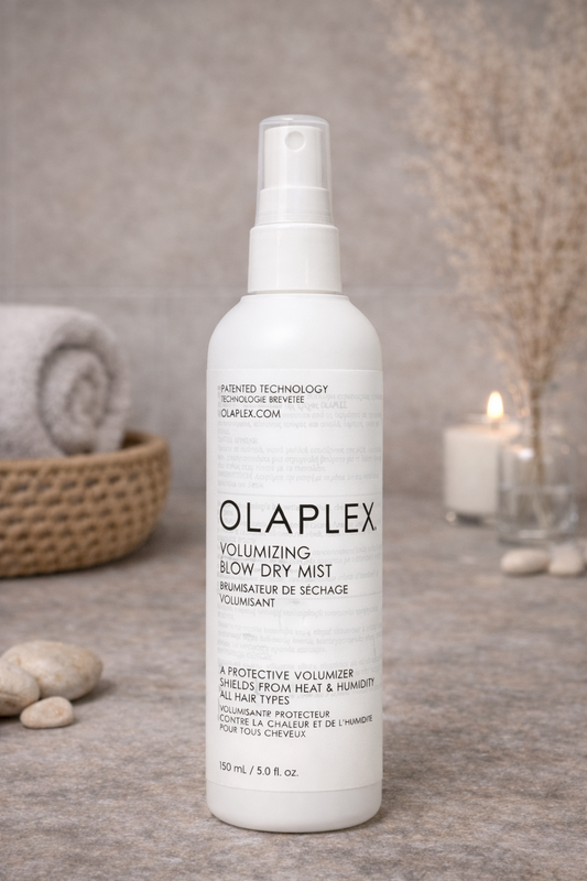 Olaplex Volumizing Blow Dry Mist Sprayflasche mit weichem Studiohintergrund und Tiefe – Olaplex