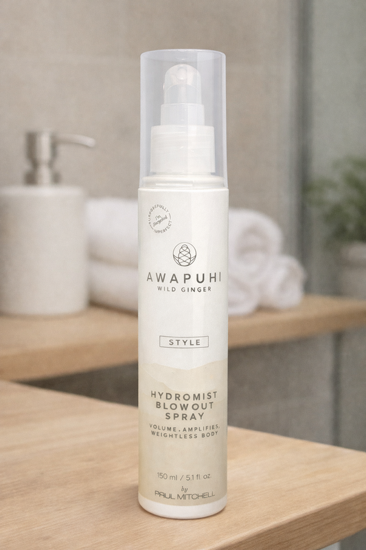 Hydromist Blowout Spray 150 ml auf Holzablage im Badezimmer mit Tiefenunschärfe – Paul Mitchell