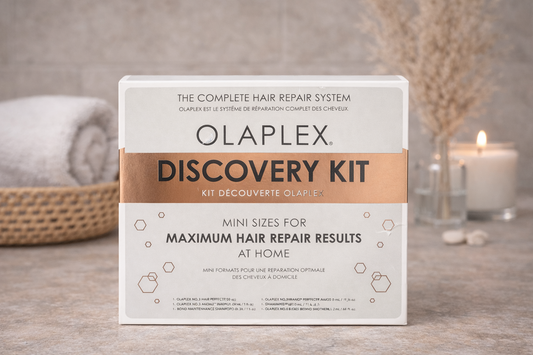 Olaplex Discovery Kit Box mit enthaltenen Produkten dekorativ arrangiert – Olaplex