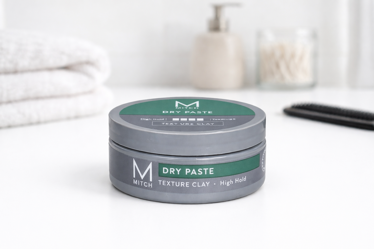 Mitch Dry Paste Texture Clay auf hellem Badezimmer Waschtisch mit Zubehör – Paul Mitchell