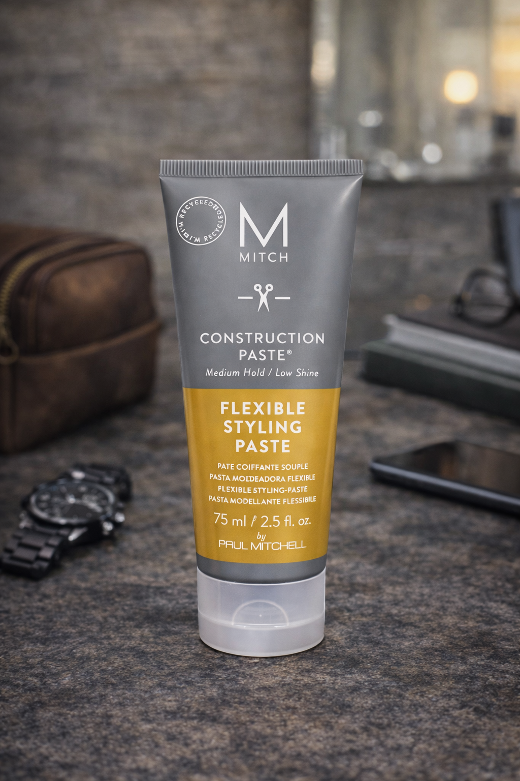 Mitch Construction Paste Styling Paste im maskulinen Badezimmer mit Pflegeaccessoires – Paul Mitchell