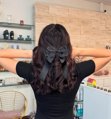 Haarschleife im modernen Design für elegante Stylings und Alltagslooks. Schwarze Variante im Salon Lissi Weber - Haarverlängerung & Haarverdichtung Schweinfurt Great Lengths