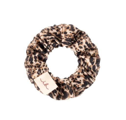 Zwei elegante invisibobble SPRUNCHIE SLIM Haargummis mit Stoffüberzug, spiralform, haarschonend und in edlem Design – ideal für feines Haar.