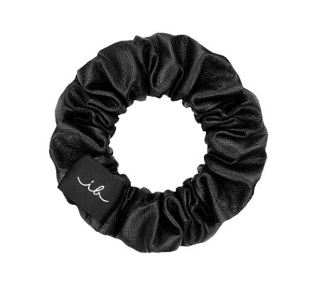 Zwei elegante invisibobble SPRUNCHIE SLIM Haargummis mit Stoffüberzug, spiralform, haarschonend und in edlem Design – ideal für feines Haar.