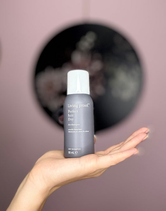 Living Proof Dry Shampoo – Trockenshampoo für frisches Haar, Textur & Volumen ohne Rückstände auf Hand im Salon Lissi Weber in Schweinfurt - Living Proof