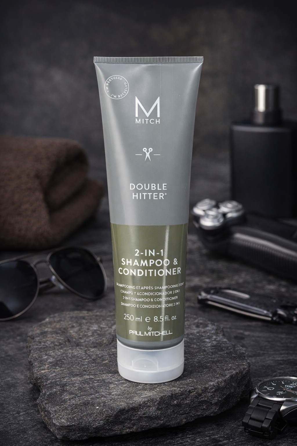 Mitch Double Hitter Shampoo Conditioner 2 in 1 graue Tube im maskulinen Badambiente – Paul Mitchell