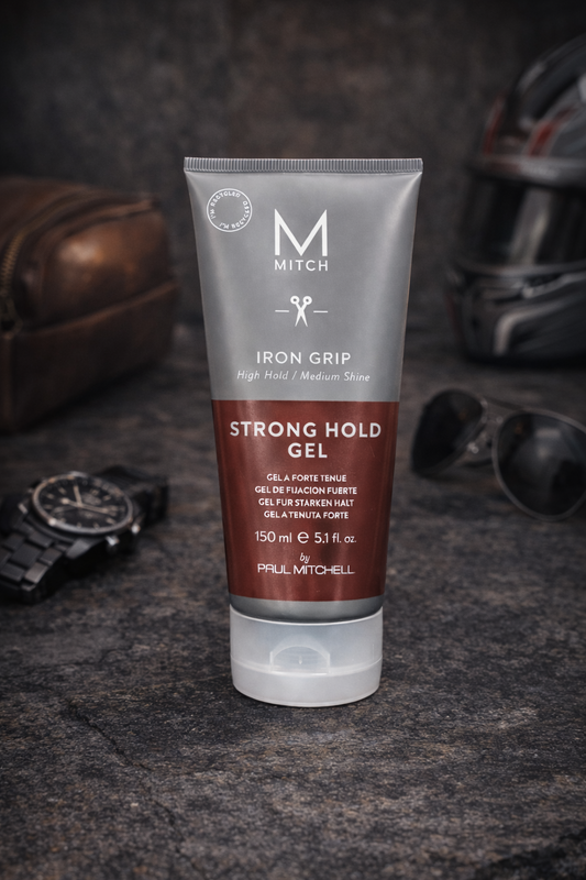 Mitch Iron Grip Strong Hold Gel im maskulinen Badezimmer auf dunkler Oberfläche – Paul Mitchell