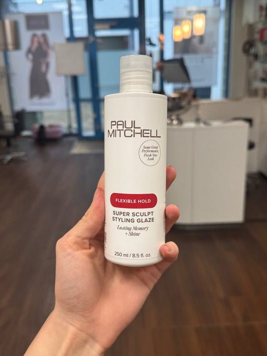 Paul Mitchell Super Sculpt Styling Glaze Flexible Hold Styling Gel in Hand im Salon, natürliche Anwendungssituation – Paul Mitchell