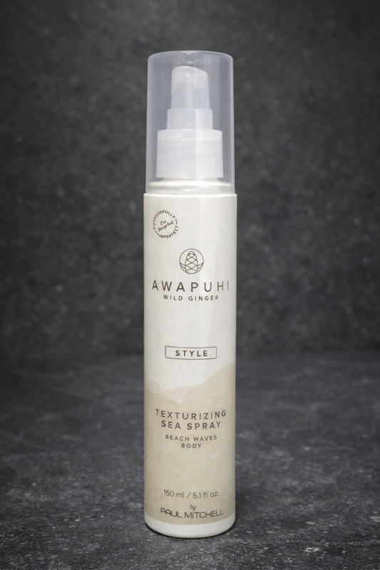 Texturizing Sea Spray 150 ml auf dunkler Steinoberfläche mit edler Optik – Paul Mitchell