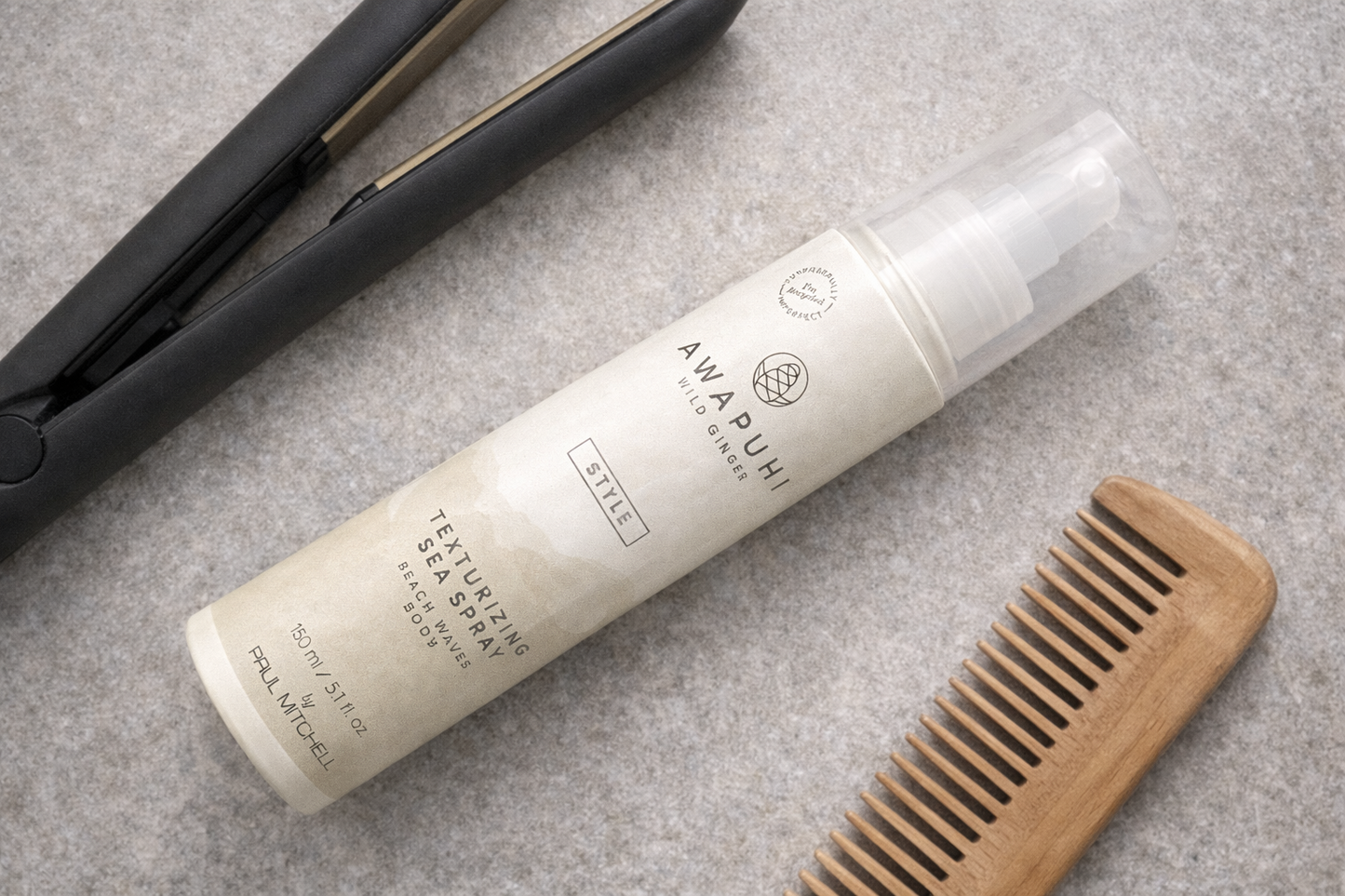 Texturizing Sea Spray 150 ml liegend mit Glätteisen und Holzkamm – Paul Mitchell
