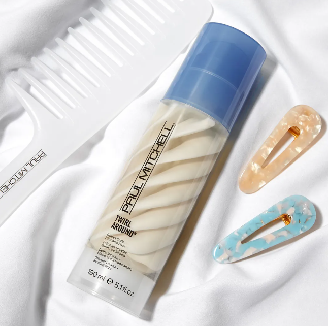 Lockencreme mit Jojobaöl & Sheabutter zur Definition & Frizz-Kontrolle, Produktflasche in transparentem Design – Paul Mitchell Twirl Around