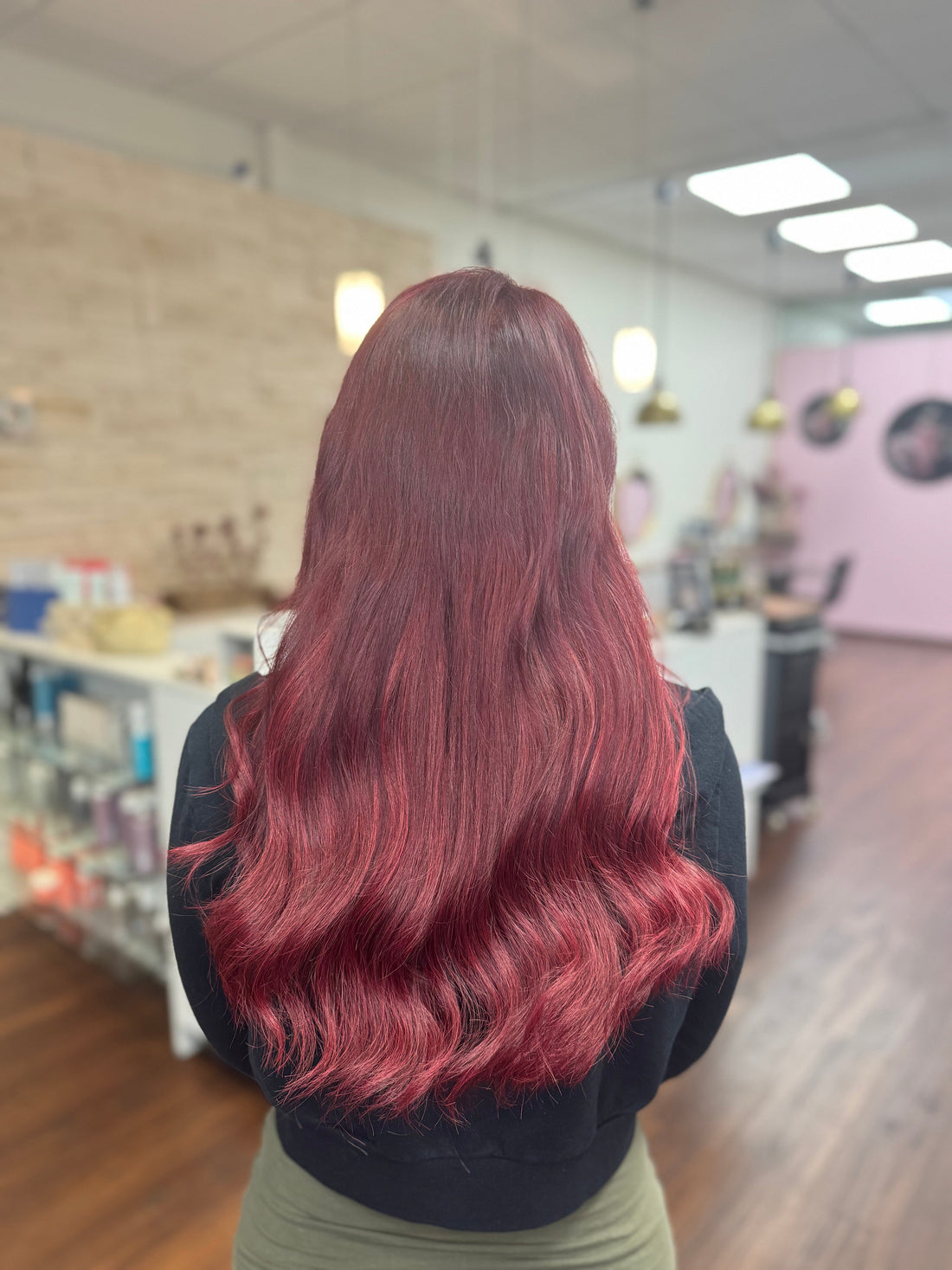 Farbpflege intensiv rot für glänzendes, gepflegtes Haar nach Haarverdichtung, Ergebnis mit evo® FAB Pro – Lissi Weber – Haarverlängerung & Haarverdichtung Schweinfurt