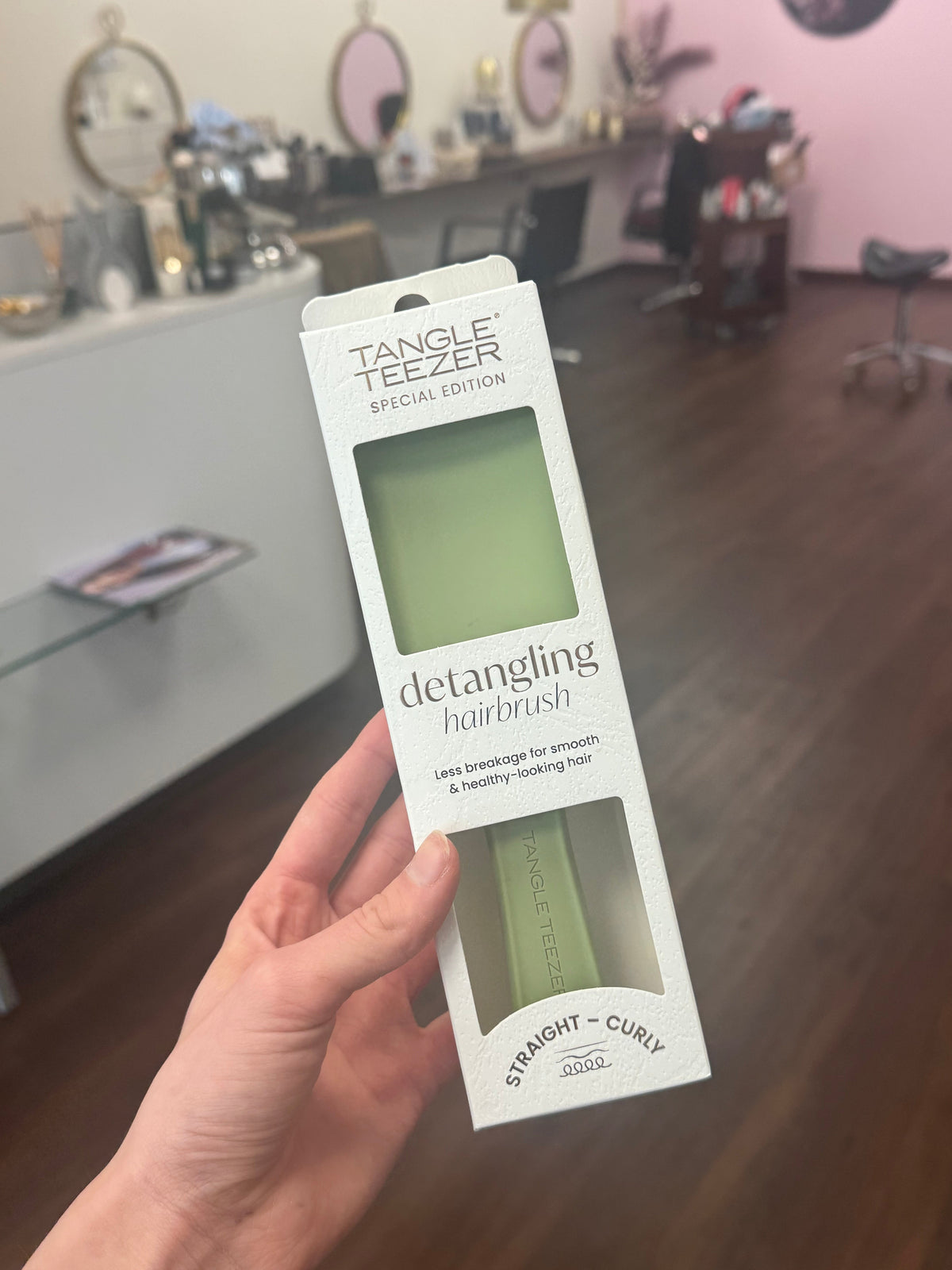 Tangle Teezer Ultimate Detangler Verpackung im Salon gehalten Produkt in Hand – Tangle Teezer