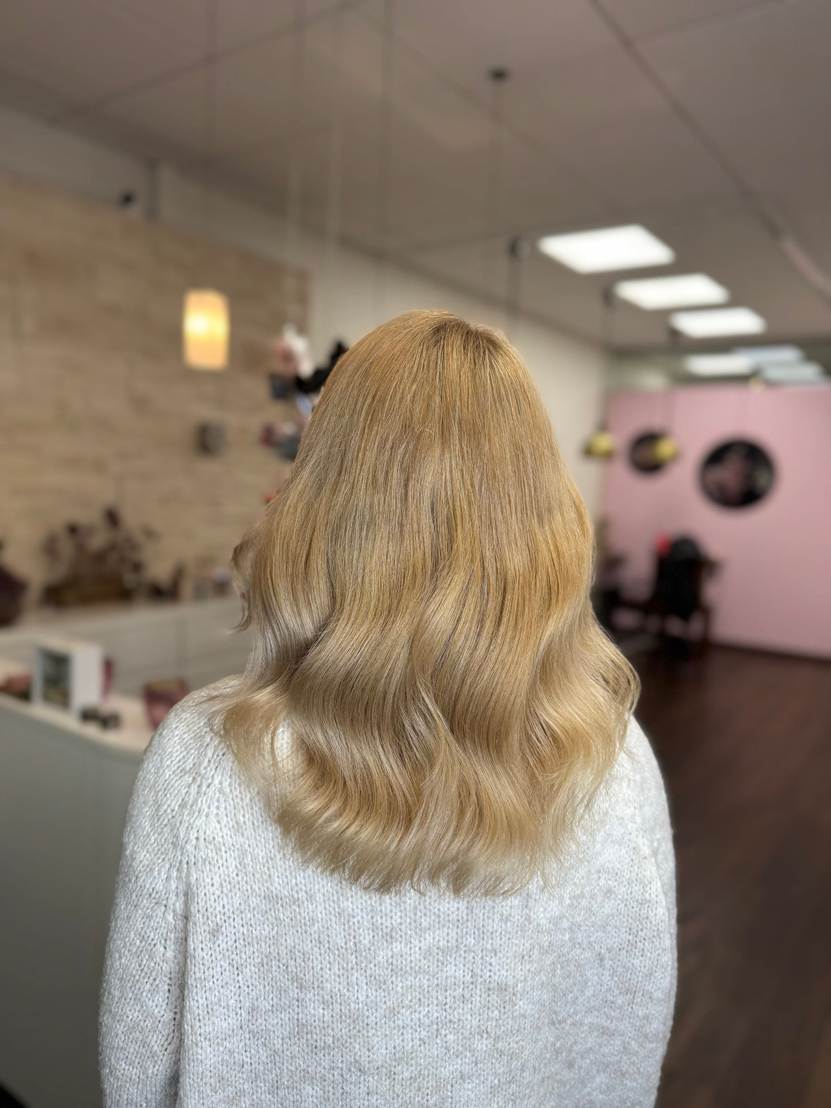 Pflege für frizziges und blondiertes Haar mit Repair Shampoo, Leave-In Pflege und Frizzkontrolle – Lissi Weber