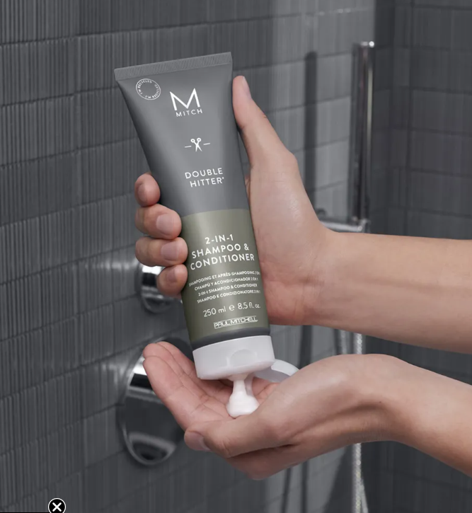 Männerpflege und Stylingprodukte in grauer Tube, Anwendung im Bad mit modernem Design Paul Mitchell MITCH