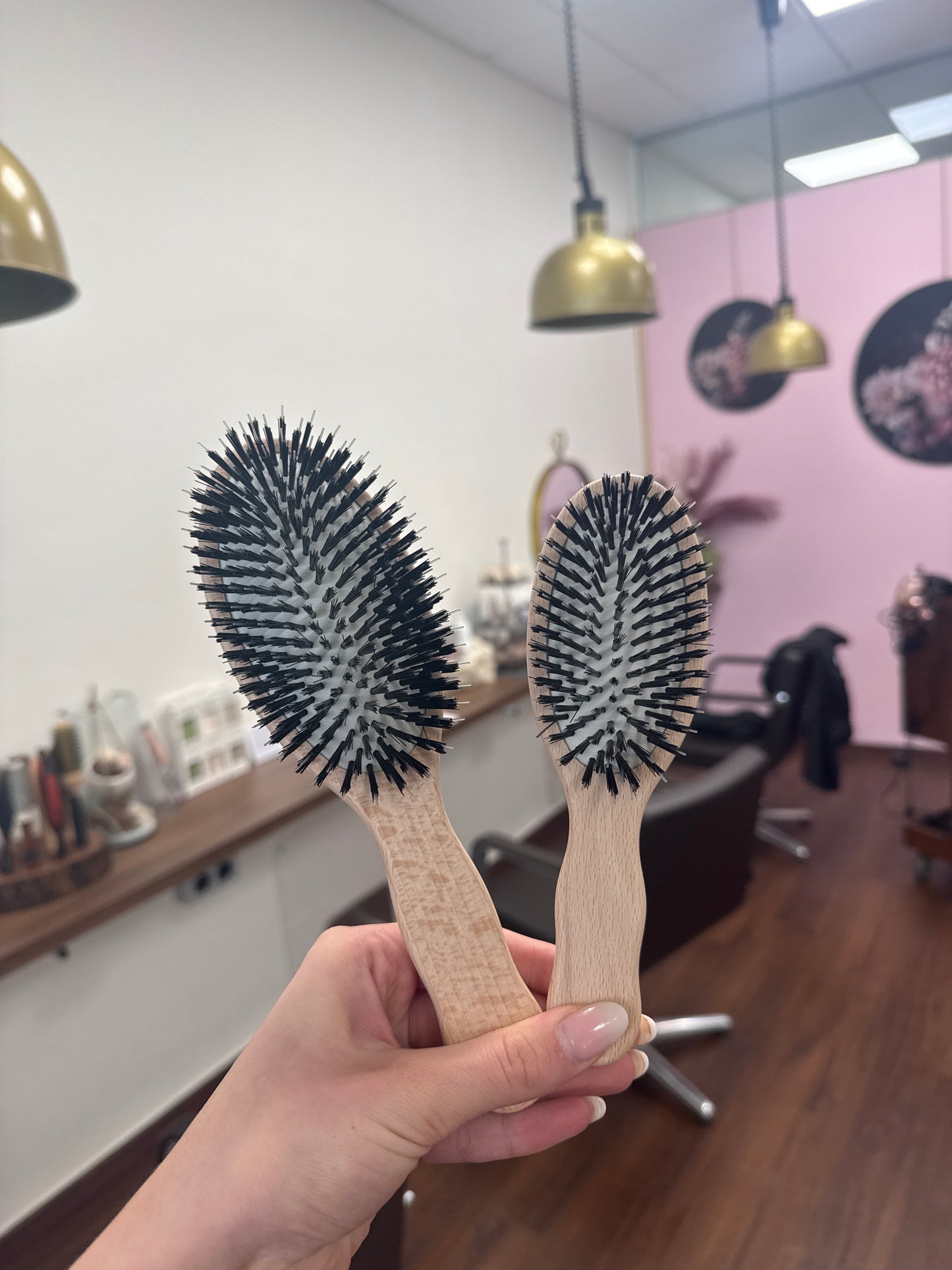 Great Lengths Extensionsbürsten in zwei Größen mit Naturborsten, professionelle Haarpflege im Salon – Great Lengths