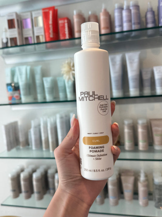 Paul Mitchell Curl Foaming Pomade – Lockenschaum für Definition und Glanz in der Hand im Friseursalon fotografiert – Paul Mitchell