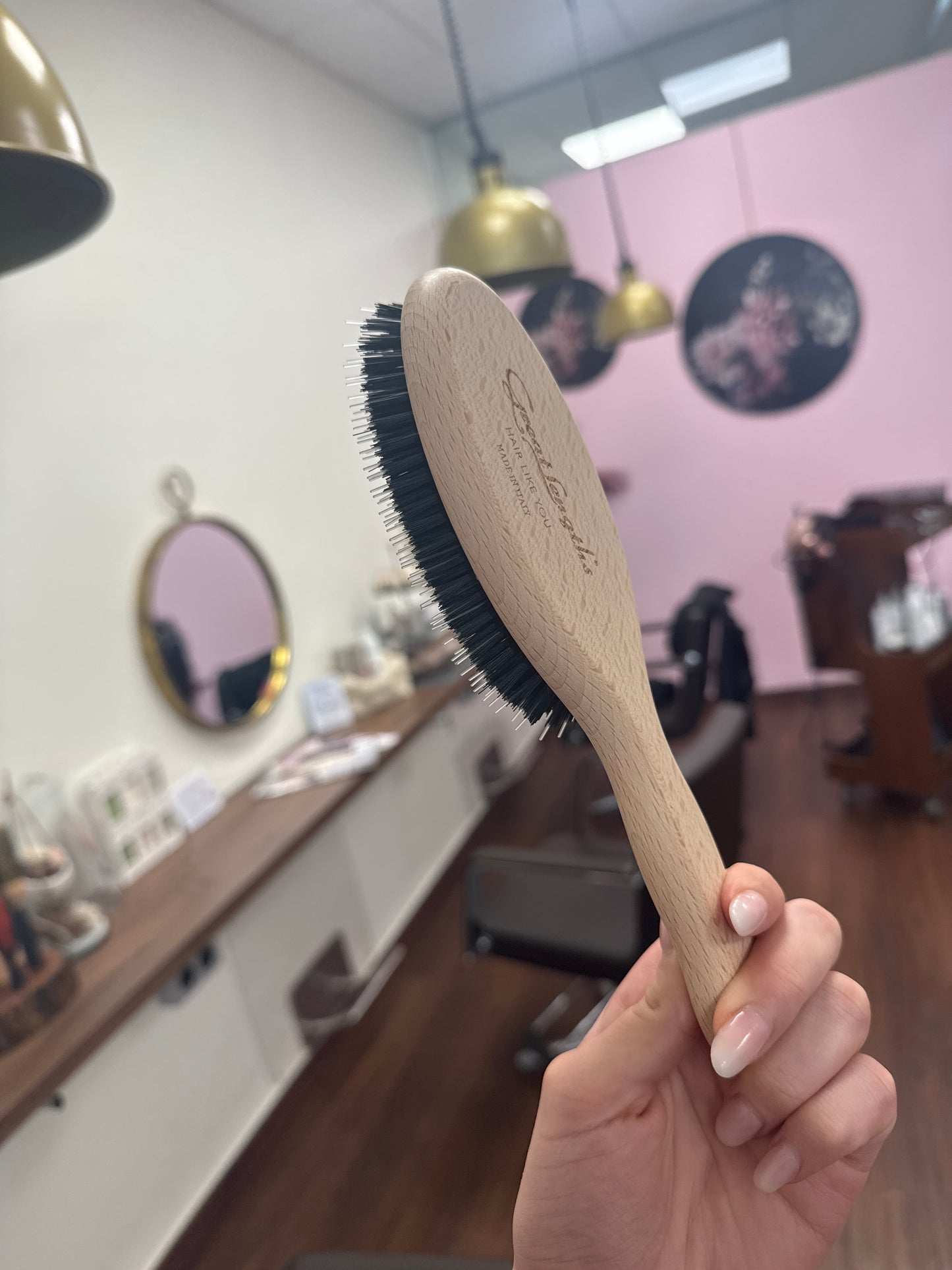 Great Lengths Extensionsbürste groß aus Holz mit Markenlogo, professionelle Haarpflege im Friseursalon – Great Lengths